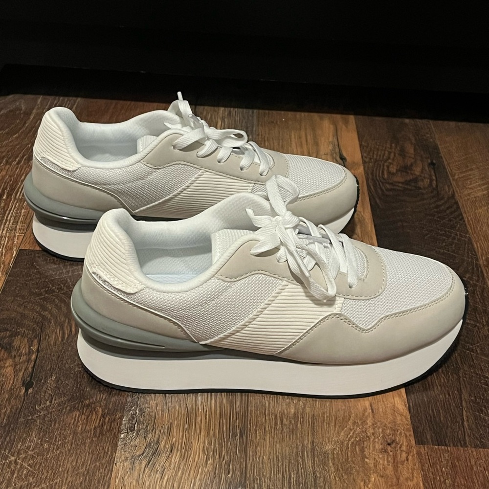 EUC WIDE Dream Pairs Comfy Women's Cream and White Sneakers - Picture 2 of 13